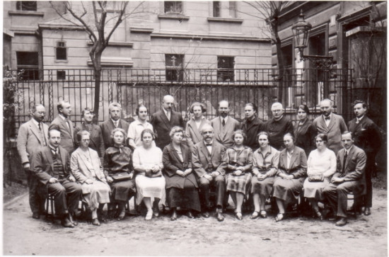 Profesorský sbor Minervy - Vojtěšská ulice r. 1928