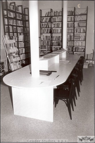 zasedací místnost a zároveň knihovna v přízemních prostorách Národního domu na Smíchově
