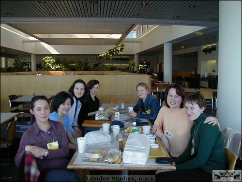 skupina mladých aktivistek z východní Evropy na zasedání OSN v roce 2000 (vzadu Lenka Simerská)