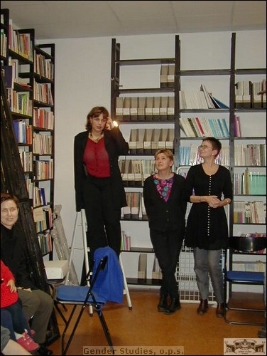 Míša Marksová-Tominová uvádí nové prostory GS v Gorazdově ulici, brzy se budou nyní prázdné regály prohýbat pod knihami, zima 2000
