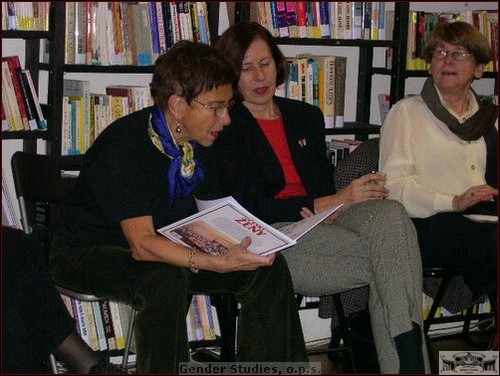 zleva: Jiřina Šiklová, Pavla Frýdlová a Alena Wágnerová, dlouholeté členky týmu a správní rady GS čtou z právě vydané knihy A. Wágnerové v knihovně GS